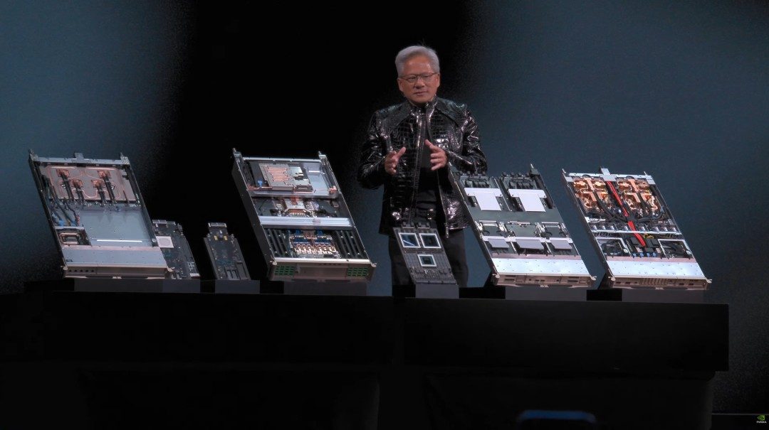 黄仁勋驳斥AI“末日论” 恐慌无益进步，监管勿扼创新