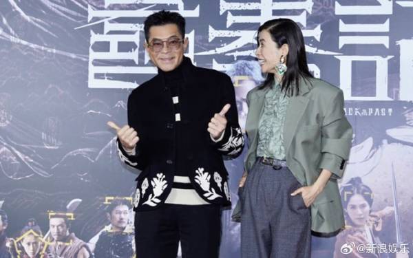 古天乐《寻秦记》台北首映 被送本人签名同款旋转土豆花