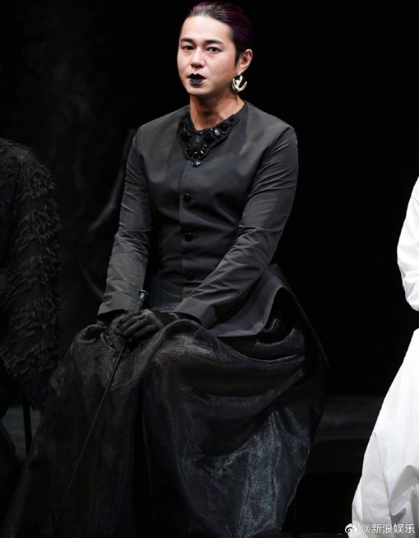 认不出来这是东出昌大了：玫红挑染配黑裙黑唇