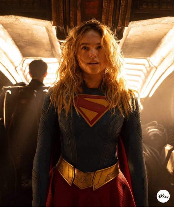 古恩《超级少女》新剧照释出：战衣卡拉勾唇一笑