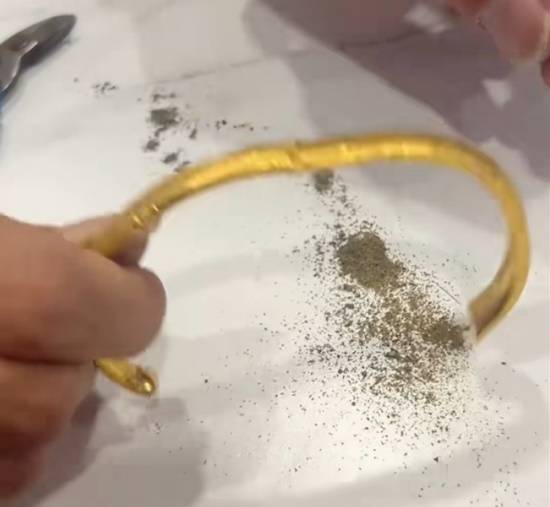 金包银掉色？女子5克金子做首饰熔后不足1克