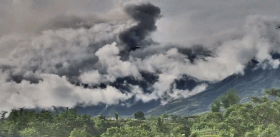 菲律宾坎拉翁火山喷发 火山灰柱高约900米