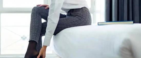 医生不建议直接穿外裤坐卧在床上 易引发皮肤瘙痒或过敏