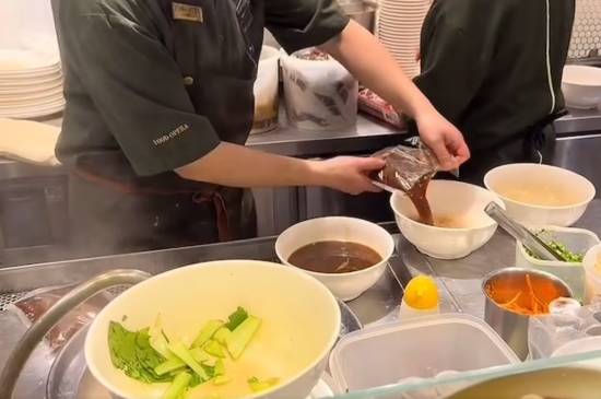 网友质疑和府捞面是预制菜：只有面条是现煮的