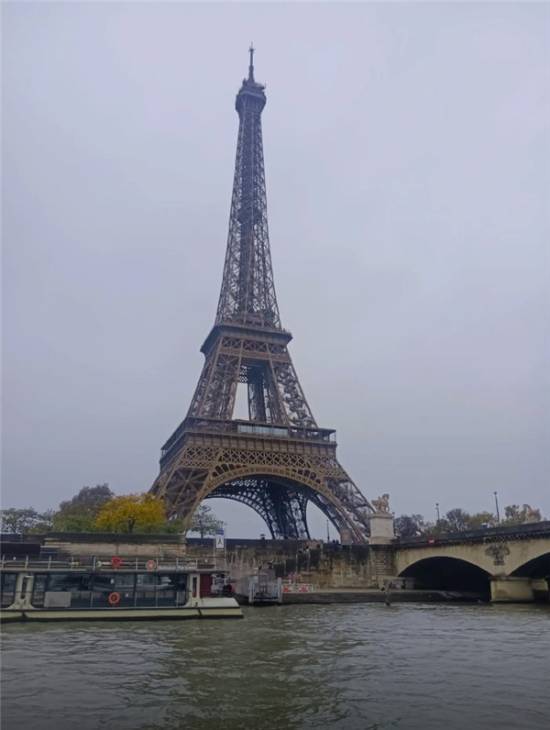 大爷拍的“素颜巴黎”火了！网友：大爷玩一趟 法国文旅一年白干