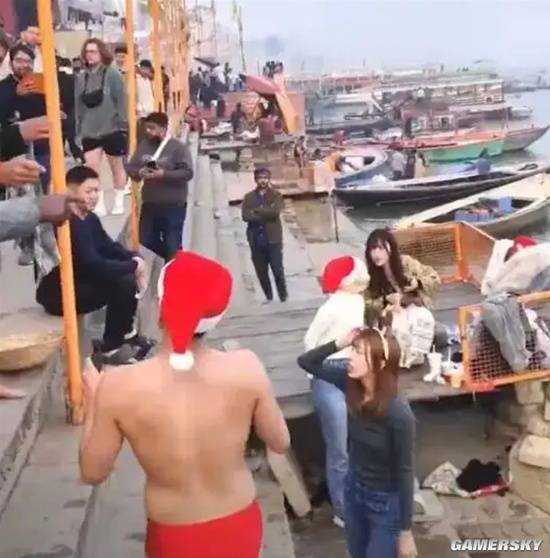 抽象：日本游客欲脱外衣下恒河 被当地人怒斥