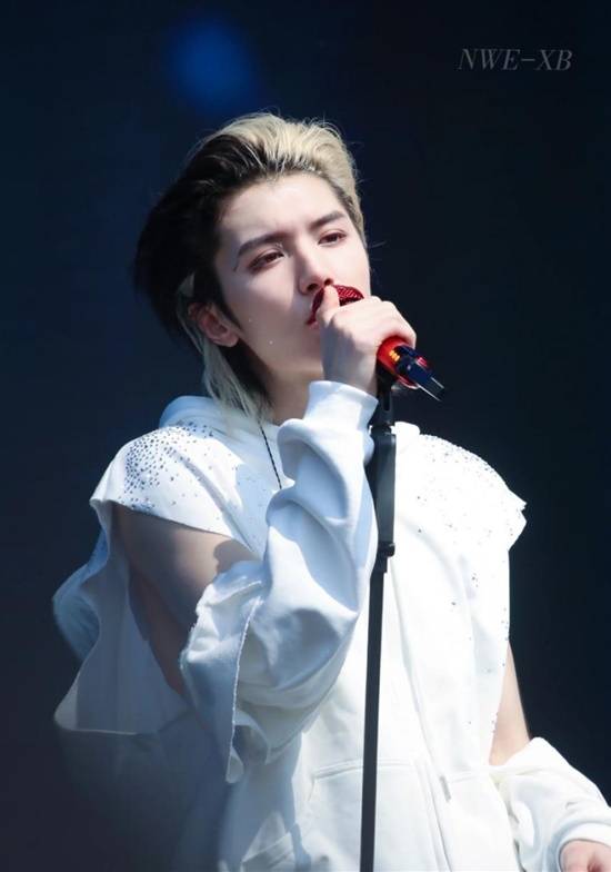 一男偶像殴打女粉丝登热搜 经纪公司回应了