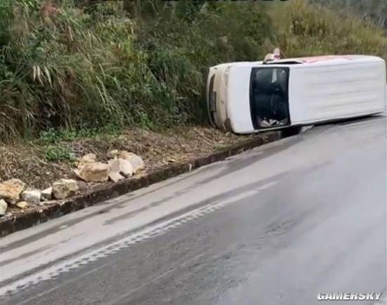 轿车侧翻 司机车内淡定打游戏：这里比较暖和