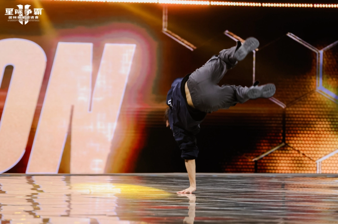 在《星际争霸Ⅱ》国际明星邀请赛现场，大家都是当初那个少年