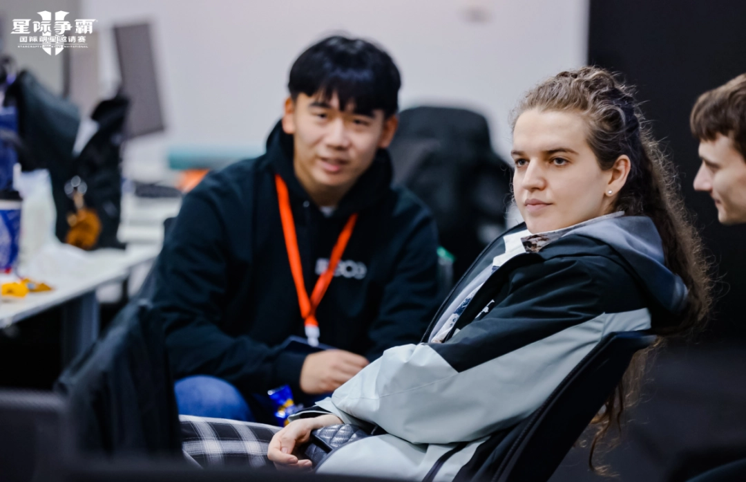 在《星际争霸Ⅱ》国际明星邀请赛现场，大家都是当初那个少年