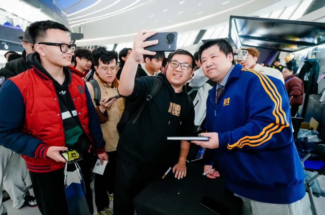 在《星际争霸Ⅱ》国际明星邀请赛现场，大家都是当初那个少年