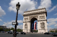 老辈子拍照,为啥让巴黎旅游变成了村口打卡