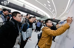 在《星际争霸Ⅱ》国际明星邀请赛现场，大家都是当初那个少年