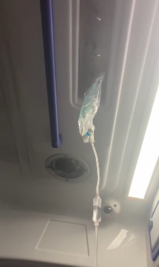 进了美国“斩杀线”,流浪汉当场变“高达零件”?