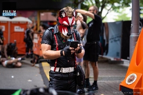 在大街上当狗的外国人，真的有了犬类自我认同？