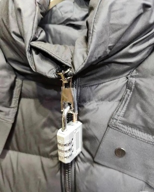 为了防止恶意退货，服装店老板给衣服挂上了烟灰缸