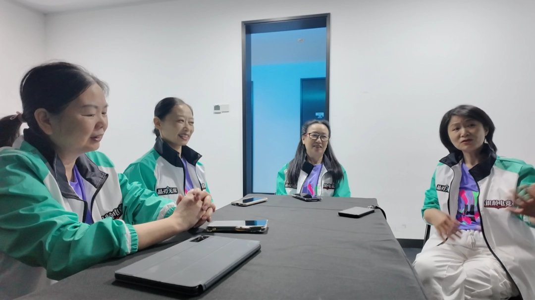 当我在看60岁的老人打电竞比赛时，我在看什么