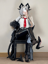 英国美女COSER还原《鸣潮》赞妮，白衬衫黑丝造型竟引发全网热议