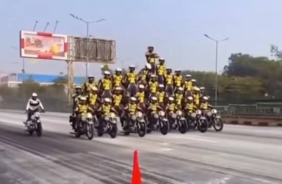 印度阅兵摩托叠罗汉惊现7层人塔，背后竟藏百年殖民秘辛