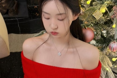 《剑星》体模申才恩新美照：红色毛衣半露迷人香肩！